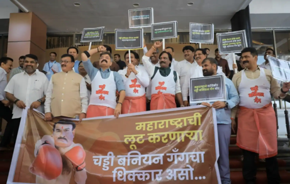 महाराष्ट्र विधानसभा में ‘लुंगी बनियान’ विरोध