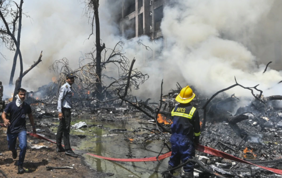 स्कूल के पास बांग्लादेश एयरफोर्स का प्लेन क्रैश