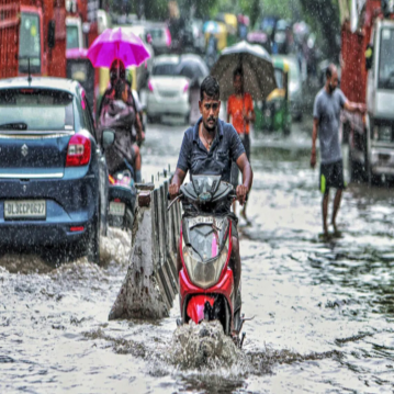 दिल्ली-NCR में सुबह से तेज बारिश से गर्मी से राहत, लेकिन ट्रैफिक की परेशानी जारी रही