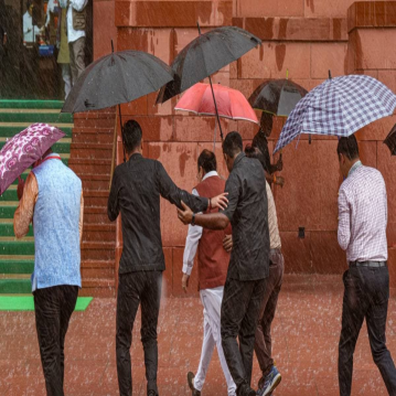 मानसून सत्र के दूसरे दिन कंगना की एंट्री और विपक्ष का हंगामा