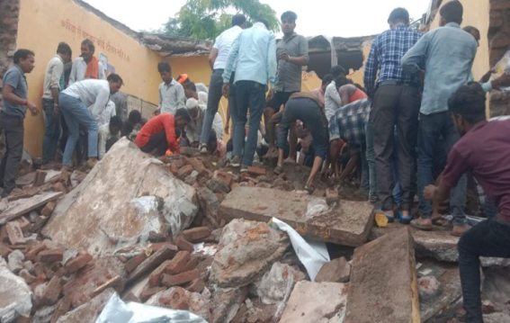 राजस्थान के झालावाड़ में स्कूल की छत गिरी