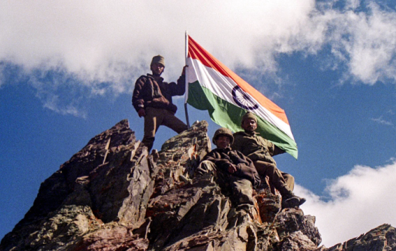 कारगिल विजय दिवस पर द्रास में वीर जवानों को दी श्रद्धांजलि