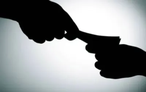 बंगाल में ब्लॉक अधिकारी की रिश्वतखोरी का वीडियो वायरल