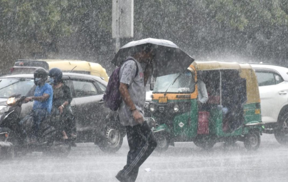 रक्षाबंधन पर दिल्ली में भारी बारिश