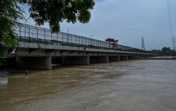 दिल्ली में उफान पर यमुना