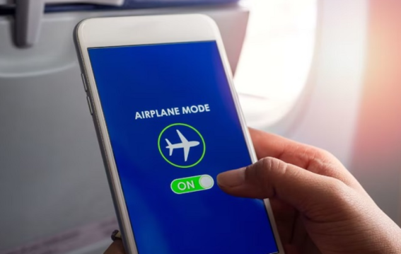 पायलट टेक-ऑफ से पहले सभी फोन Flight Mode में क्यों करते हैं