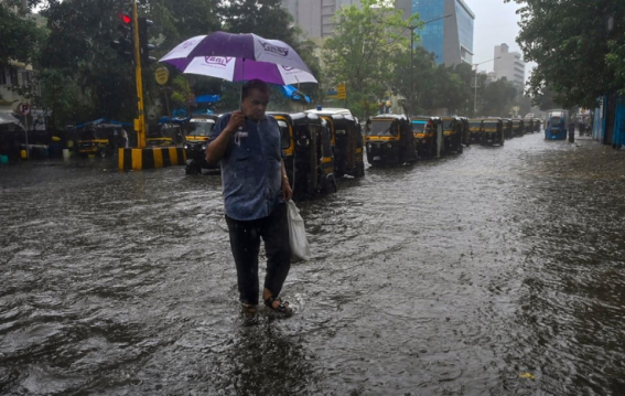 मुंबई में भारी बारिश और जलभराव