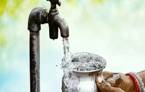 दिल्ली में पानी की आपूर्ति की असमानता उजागर की है।