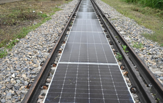 वाराणसी में रेलवे ट्रैक के बीच देश की पहली पोर्टेबल सोलर पैनल