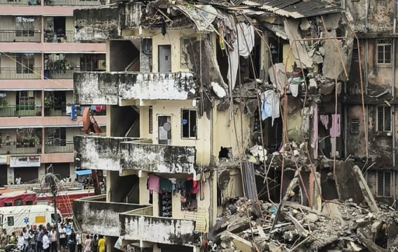 चार मंजिला इमारत गिरी, 17 की मौत