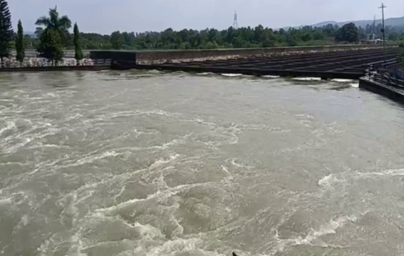 पंजाब में बाढ़ से जूझते लोगों के लिए BSF बनी सहारा