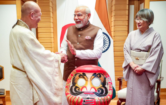 जापान दौरे पर पीएम मोदी को भेंट की गई