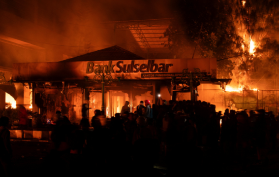 इंडोनेशिया में प्रदर्शन हिंसक