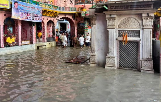 मथुरा में बाढ़ का असर