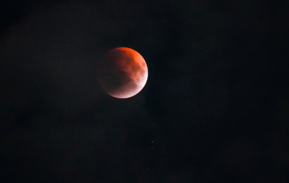 साल का आखिरी ‘ब्लड मून’ दिखाई दिया