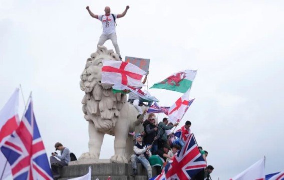 ब्रिटेन में क्यों भड़क रहे हैं