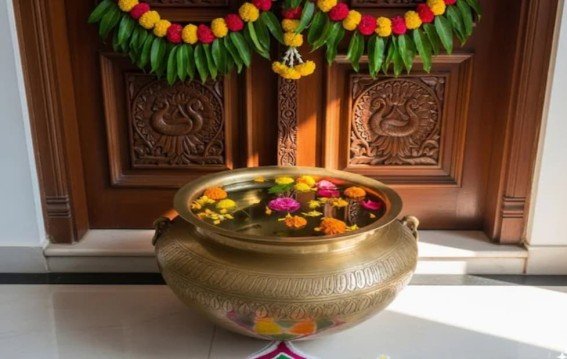 मुख्य द्वार पर पानी रखे