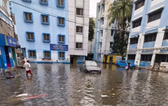 कोलकाता डूबा बारिश में