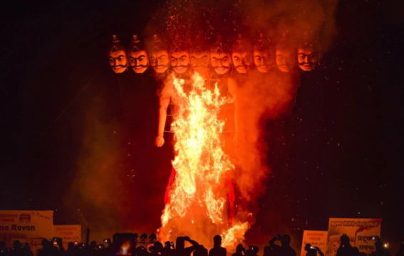 सड़क पर क्यों भड़की रावण के पुतले की आग