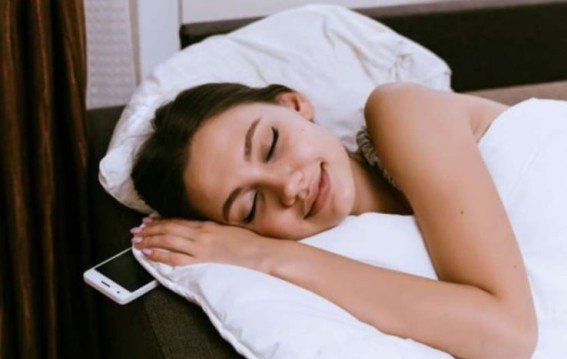 रात में सिरहाने मोबाइल रखना पड़ सकता है भारी नुकसान