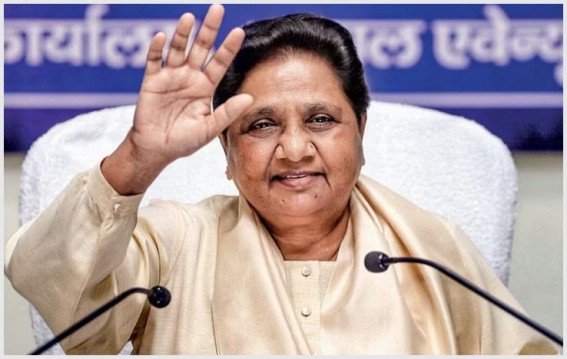 क्या मायावती का निशाना योगी सरकार पर था या सपा पर