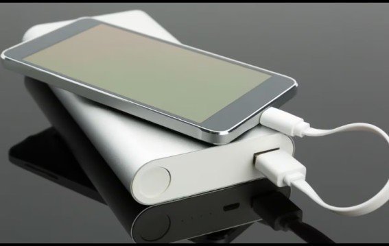 फ्लाइट में पावर बैंक आग पकड़ने के कारण और बचाव उपाय