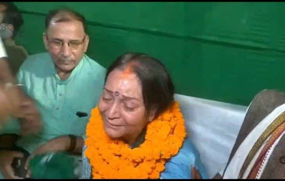 क्यों रो पड़ीं मुन्ना शुक्ला की पत्नी मंच पर