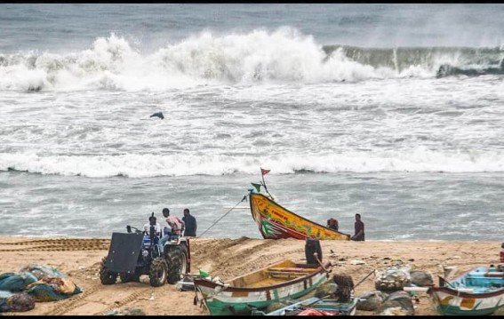 चक्रवात मोंथा कमजोर, आंध्र दूर, हैदराबाद में भारी बारिश चेतावनी