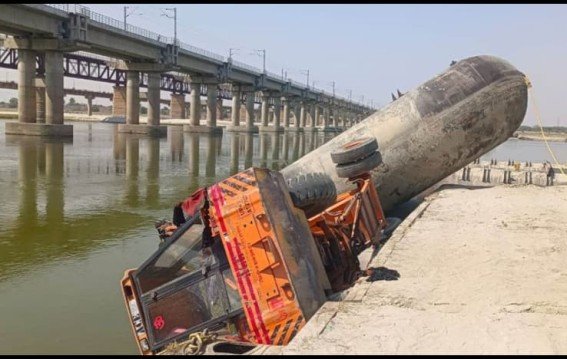रेलवे ब्रिज पर मौत की परछाईं क्रेन पलटने से मचा हड़कंप
