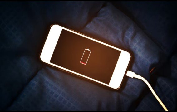 रातभर फोन चार्ज पर छोड़ना खतरनाक