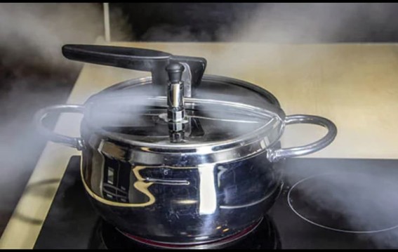 सीटी लगते ही कुकर से निकलता पानी?