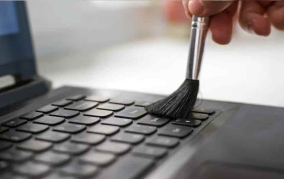 लैपटॉप स्क्रीन साफ करने के आसान तरीके मिनटों में चमकाएं