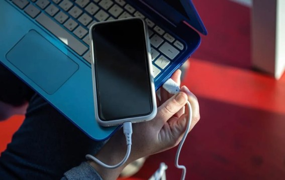 लैपटॉप से फोन चार्ज करना सही है या नुकसानदायक?