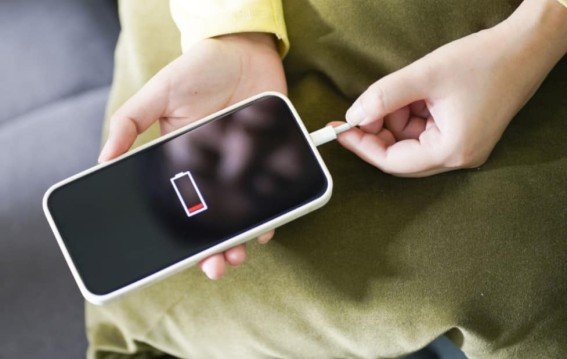 फोन अनप्लग करते ही बैटरी खत्म?