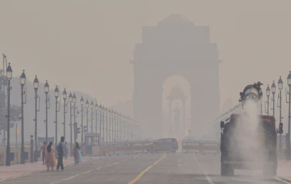 धुंध से घिरी दिल्ली का AQI बिगड़ा