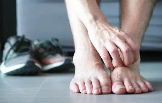 पैरों में लगातार खुजली गंभीर बीमारी का शुरुआती संकेत बन सकती