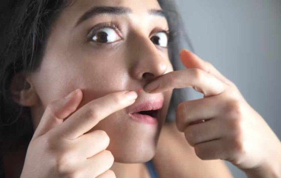 लड़कियों के चेहरे पर अचानक दाढ़ी-मूंछ क्यों बढ़ रही है