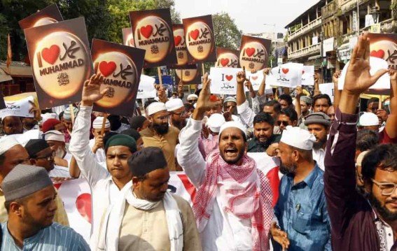 यूपी में 'I Love Mohammad' लिखना हुआ अपराध,
