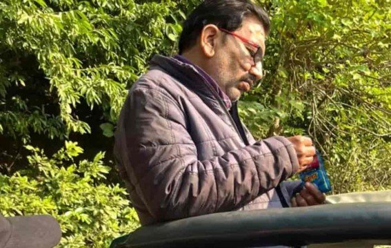 जिम कॉर्बेट में गाइड के विदेशी टूरिस्टों को तंबाकू देना पर बवाल
